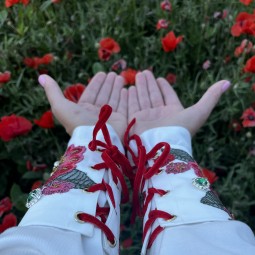 Šnurovacie manžety s červenymi kvetmi